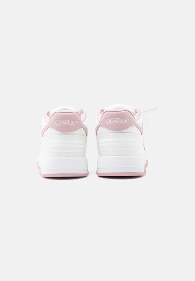 Λευκά και ροζ sneakers Off-White με λείο δερμάτινο επάνω μέρος, επενδυμένο γιακά, ταμπελάκι με το λογότυπο στη φτέρνα και υφή στην εξωτερική σόλα.