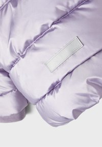 Liliowa kurtka puchowa o błyszczącej powierzchni, z pikowanymi sekcjami i małą szaro-skalną metką. Rękawy i dół z ściągaczem. Miękka tekstura.