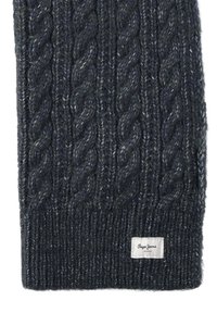 Écharpe en laine tricotée gris foncé avec des motifs en câble et une petite étiquette blanche portant la mention "Pepe Jeans London" à une extrémité.