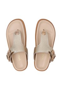 Brune sandaler med en tekstureret beige rem, justerbar spænde og en cirkulær metalaccent. Blød fodseng med en let ydersål.