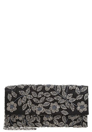 Pochette noire ornée de motifs floraux et feuilles en perles argentées, avec une chaîne argentée.