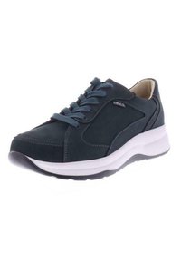 Baskets bleu marine avec tige en daim, bout rond et de design à lacets. Dotées d'une semelle intermédiaire blanche et d'une semelle extérieure en caoutchouc texturé pour une meilleure adhérence.