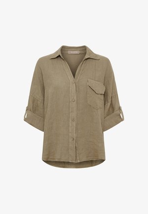 Løs beige hørskjorte med krave, knaplukning foran, brystlomme med klap og opkrogede ærmer med knapstropper.