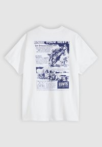 Λευκό βαμβακερό T-shirt με μπλε γραφικό σχέδιο στο πίσω μέρος, απεικονίζοντας δυτικά θέματα και vintage κείμενο, με στρογγυλή λαιμόκοψη και κοντά μανίκια.