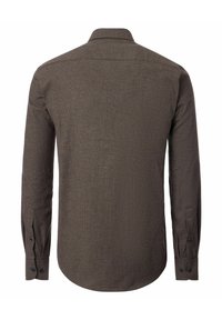 Bruin herenoverhemd met lange mouwen en knoopmanchetten, gezien van achteren, tegen een witte achtergrond.