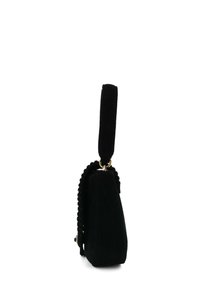 Borsa a tracolla in velluto nero con manico intrecciato e accessori in oro. Presenta una forma strutturata e una superficie liscia. La vista laterale mette in risalto il suo design compatto.