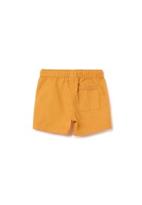 Pantalones cortos de algodón amarillos con cintura elástica y un bolsillo trasero, con costuras detalladas y una textura suave y ligera.