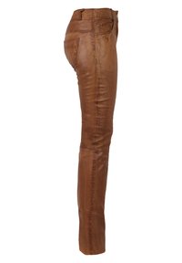 Bruine leren broek met een slim fit ontwerp, voorzien van vijf zakken, ritsdetails en een gladde textuur.