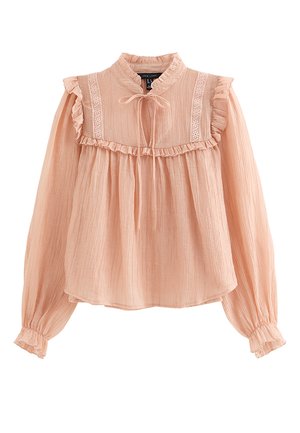Blusa de manga larga rosa claro con volantes en los hombros y puños, detalle de encaje, cuello alto y lazo delantero.
