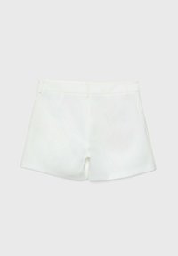 Shorts blancs en tissu lisse, au design épuré, de longueur courte, avec deux passants de ceinture. Aucune quincaillerie ni motifs visibles.