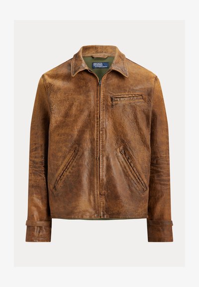 Καφέ δερμάτινο μπουφάν με φερμουάρ στο μπροστινό μέρος, δύο πλαϊνές τσέπες και μία τσέπη στο στήθος. Διαθέτει κλασικό γιακά και υφή με ανάγλυφη επιφάνεια.