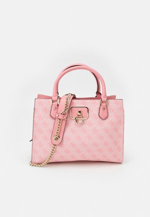 Rosa handbag med en struktureret design, der har en kædesti, gyldne accenter og et gentagende monogrammønster på struktureret materiale.