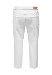 Pantalones de mezclilla blanca con corte recto, cuatro bolsillos, costuras visibles y un detalle de cuero en la cintura.