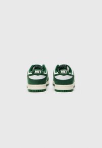 Grønne ruskindsneakers med hvide læderdetaljer og gummisåler. Har en tyk sål, polstret krave og broderede detaljer med mærkebrand.