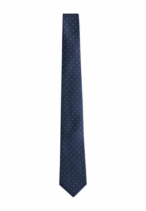 Marineblaue Herren-Krawatte mit schmalem Schnitt und kleinen weißen Polka-Punkten, die gleichmäßig über den Stoff verteilt sind, auf weißem Hintergrund.