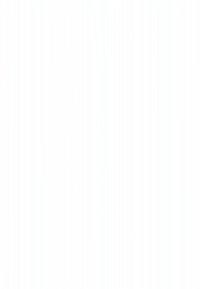 Pies w czerwonym szelkach i pomarańczowej kagancu z przezroczystymi szybami, spacerujący na czarnej smyczy po wybrukowanej ścieżce z żółtymi liniami.