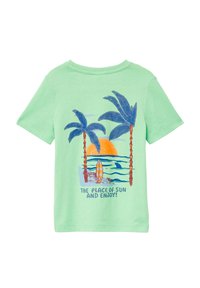Groene katoenen t-shirt met korte mouwen met een strandscène met palmbomen, zon, surf en de tekst "DE PLAATS VAN ZON EN GENIETEN!" in blauw en oranje.