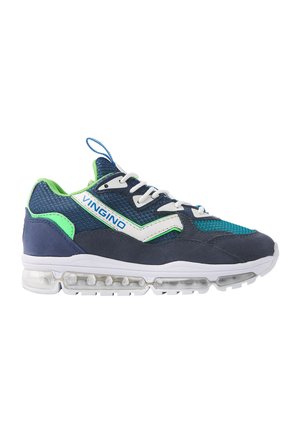 Marineblauwe en groene sportschoen van meshstof, met witte accenten en een transparante luchtdempende zool. Voorzien van een blauwe vetersluiting en branding.