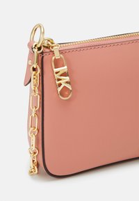 MICHAEL Michael Kors EMPIRE CHAIN POUCHETTE - Håndveske - sunset rose