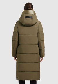 Olijfgroene lange pufferjack met horizontaal gestikte delen, grote capuchon en een merklabel op de achterkant. Zijknits bij de zoom.