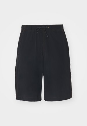Svart cargoshorts med elastisk midje, snörning, sidelommer og kontrastsøm. Laget av lett stoff.
