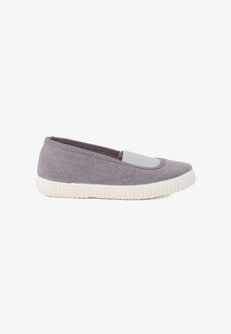 Pisamonas Slip-ons