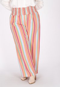 Luźne spodnie z marszczonym pasem, w poziome wielokolorowe paski w odcieniach różowego, pomarańczowego, niebieskiego i białego. Teksturowana tkanina.