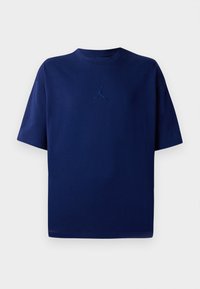 Námornícky modré bavlnené tričko s okrúhlym výstrihom a krátkymi rukávmi, s vyšívaným logom Jumpman na hrudi. Mäkká textúra, voľný strih.