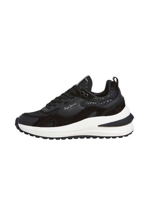 Sort lav-toppet sneaker med tekstureret stof og læderdetaljer, hvid tyk sål og mærkenavn på siden.