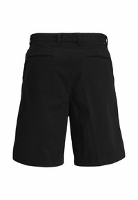 Shorts noirs en tissu léger, dotés d'une coupe droite, de deux poches arrière et d'une texture lisse avec une taille classique.