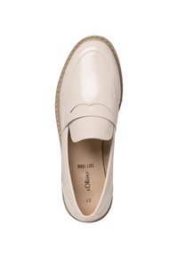 Mocassino in pelle verniciata beige con dettaglio scallop sulla fascia, interno in morbida schiuma e suola cucita per la flessibilità.