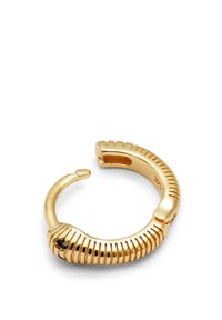Pendiente de aro de metal dorado con un diseño texturizado que presenta estrías, una apertura estrecha y una superficie lisa. Incluye un pequeño detalle de acento negro.