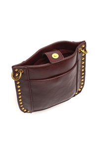 Borsa in pelle bordeaux scuro con finitura testurizzata, dotata di una tasca frontale, borchie metalliche dorate lungo il lato e dettagli in metallo dorato.