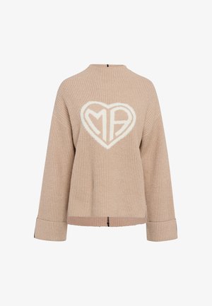 Beige gestrickter Pullover mit einem großen weißen Herzdesign, das in der Mitte "MP" zeigt. Hat eine lockere Passform und breite Bündchen.