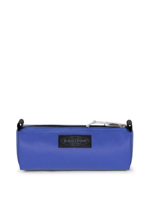 Blauwe etui gemaakt van duurzaam materiaal met een ritssluiting, platte rechthoekige vorm en een zwart logopatch aan de voorkant.