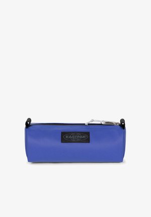 Niebieski piórnik wykonany z trwałego materiału, z zamkiem błyskawicznym, płaskim prostokątnym kształtem i czarną naszywką z logo z przodu.