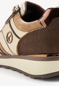 Sneaker in suede e pelle con una combinazione di colori marrone e crema, accenti metallici e una superficie testurizzata con dettagli di cucitura visibili.