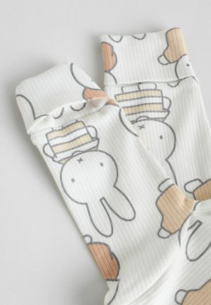 Witte sokken met ribbelstructuur, voorzien van een herhaald ontwerp van een konijn en een taart in zachte pastelkleuren. De boorden hebben contrasterende tinten.