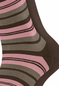 Braune Socken mit horizontalen Streifen in Pink, Hellgrau und Dunkelbraun. Das Material wirkt glatt und hat eine gerippte Textur.