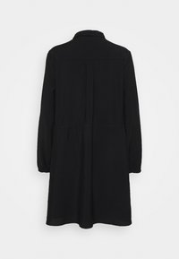 Robe noire à manches longues avec col et taille froncée, vue de dos sur fond blanc.