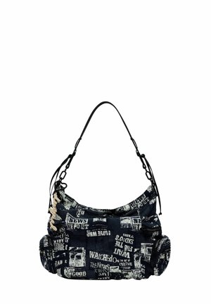 Musta olkalaukku, jossa sanomalehtikuosi ja sivutaskut, varustettu vetoketjullisella osastolla ja säädettävällä hihnalla, jossa metalliset lukot.