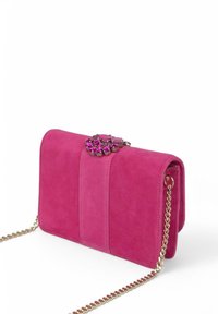 Bolso de mano de ante rosa con cadena dorada, que presenta un cierre adornado con joyas y secciones divididas en la parte frontal.