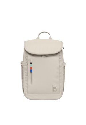 Lyse beige rektangulær rygsæk med topklap, frontlynlåslomme med farverig trækflig, sidelommer og "GOT BAG" logo nederst til højre.