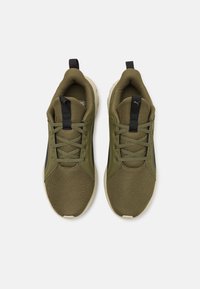 Puma SOFTRIDE CARSON UNISEX - Chaussures fitness - olive/black/desert dust
