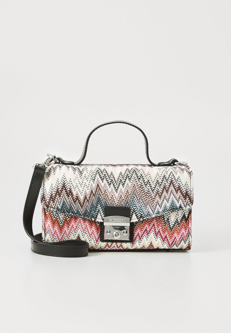 Borsa a tracolla con motivo zigzag multicolore, realizzata in tessuto intrecciato, con tracolla in pelle nera, hardware in metallo argentato e manico superiore.