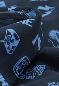 Černá tkanina s různými modrými ikonami souvisejícími s hraním, včetně ovladačů a symbolů, s měkkým, texturovaným vzhledem.