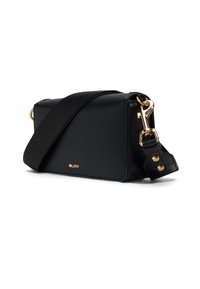 Borsa a tracolla nera in materiale sintetico con forma rettangolare, hardware oro e una tracolla testurizzata. Presenta un dettaglio con il logo sul lato.