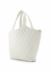 Sac à main blanc matelassé avec des poignées doubles, arborant un motif triangulaire, une texture douce et un accent en métal doré sur le côté.