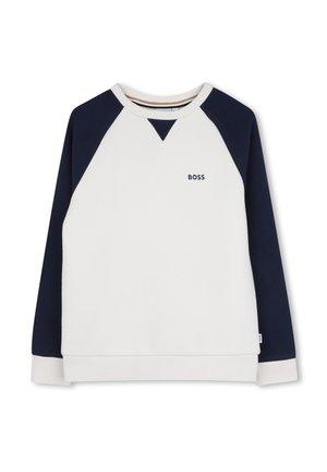 Sweat-shirt à col rond manches longues avec corps blanc, manches bleu marine et logo "BOSS" sur la poitrine gauche.