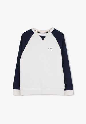 Sweat-shirt à col rond manches longues avec corps blanc, manches bleu marine et logo "BOSS" sur la poitrine gauche.